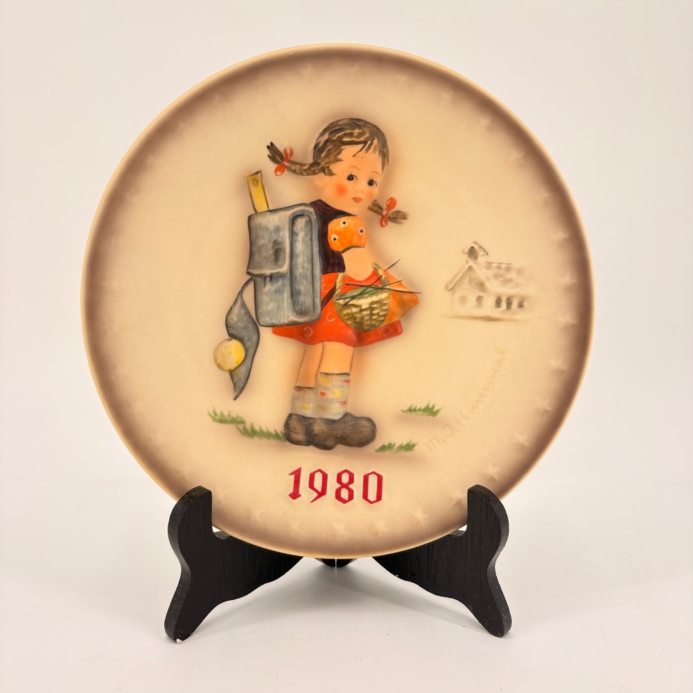 Goebel MJ Hummel 1980 Annual Plate Tenth Edition School‎ Girl Bas Relief Germany